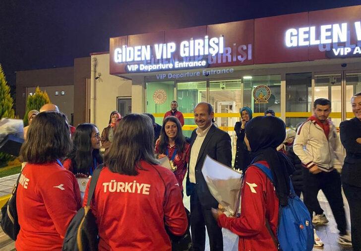 Avrupa şampiyonu Bocce Kadın Genç Milli Takımı'nın sporcuları Samsun'da çiçeklerle karşılandı G4