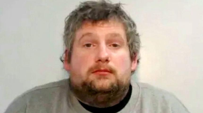 Köpeğiyle cinsel ilişkiye girerken kendisini filme aldı! Durum ihbar edilince polisler baskın yaptı