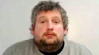 Köpeğiyle cinsel ilişkiye girerken kendisini filme aldı! Durum ihbar edilince polisler baskın yaptı