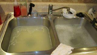 Sakın kalan yağları lavaboya dökmeyin! Tek adımda en az atıkla kalan yağlardan kurtulun