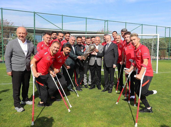 Dünya Kupası şampiyonu Ampute Futbol Milli Takımımız, TFF Başkanı Mehmet Büyükekşi ile bir araya geldi