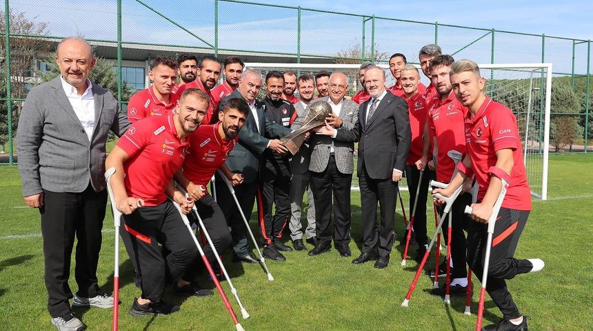 Dünya Kupası şampiyonu Ampute Futbol Milli Takımımız, TFF Başkanı Mehmet Büyükekşi ile bir araya geldi