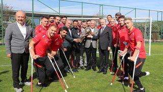 Dünya Kupası şampiyonu Ampute Futbol Milli Takımımız, TFF Başkanı Mehmet Büyükekşi ile bir araya geldi