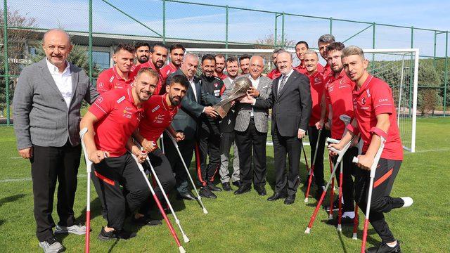 Dünya Kupası şampiyonu Ampute Futbol Milli Takımımız, TFF Başkanı Mehmet Büyükekşi ile bir araya geldi