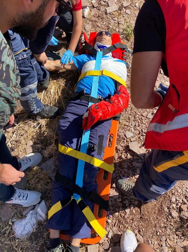 Muğla'da yamaç paraşütüyle kayalıklara düşen turist yaralandı