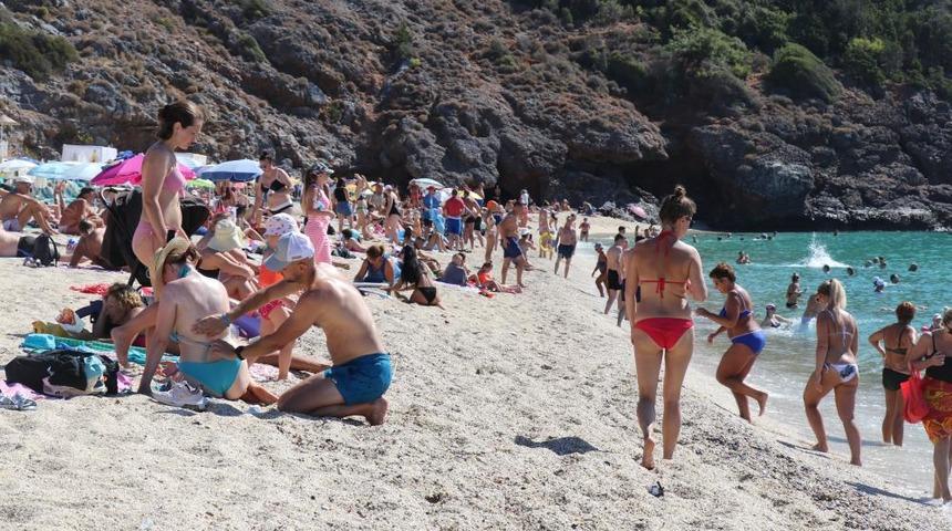 Alanya’da ekim ayı ortasında deniz keyfi! Plajları doldurdular