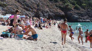 Alanya’da ekim ayı ortasında deniz keyfi! Plajları doldurdular