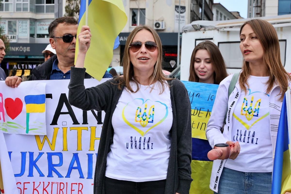 Samsun'da yaşayan Ukraynalılar, Rusya'nın Ukrayna'daki f&uuml;ze saldırısına tepki g&ouml;sterdi