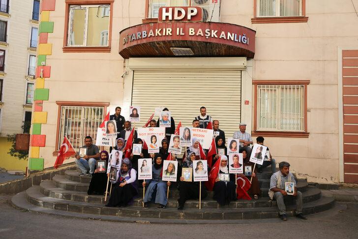 Diyarbakır anneleri, Dünya Kız Çocukları Günü'nde terör örgütü PKK'dan kızlarını istedi G1