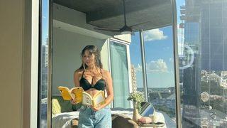 Böyle omlet tarifi yok! Karıştırıcı yerine kullandığı şey şoke etti