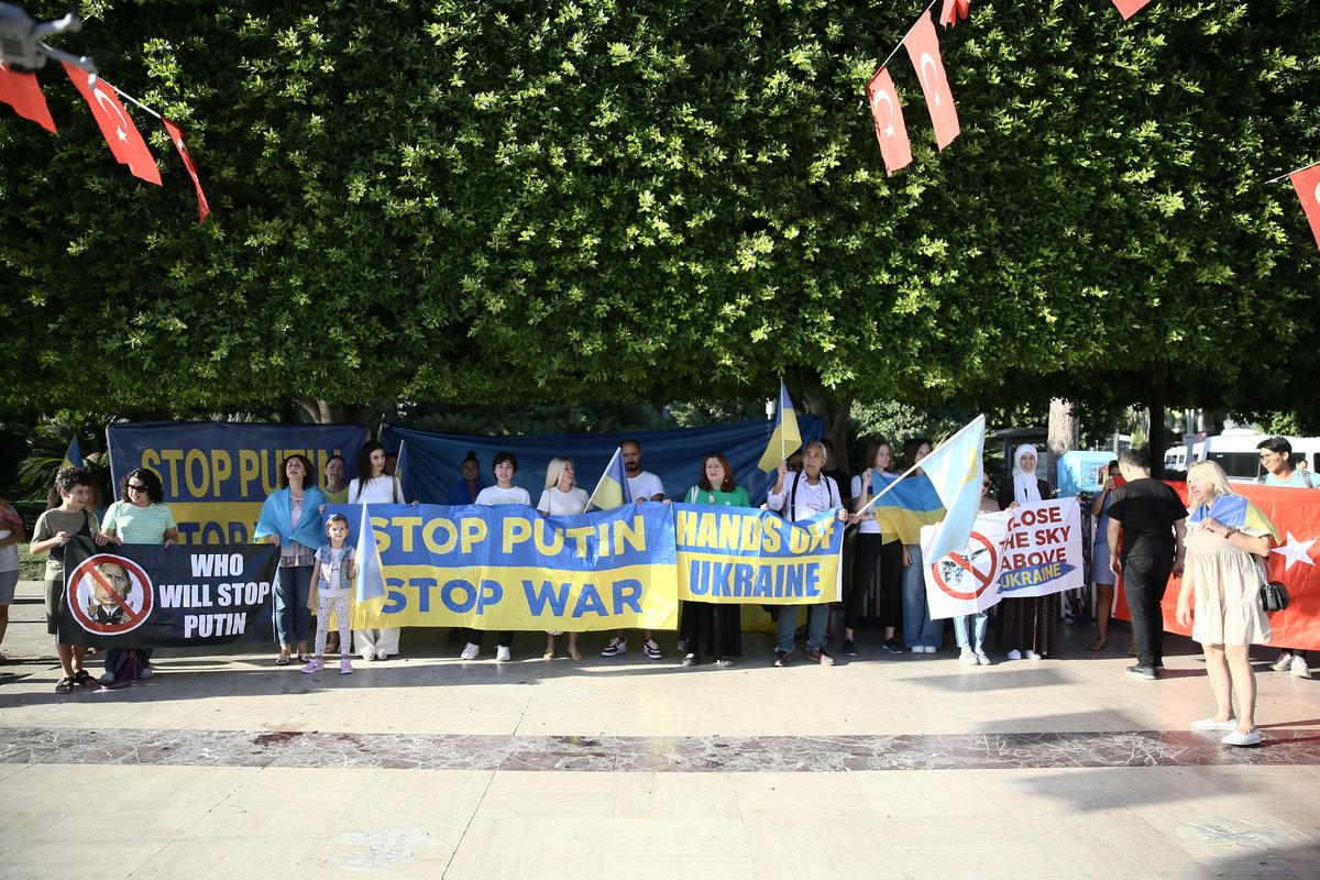 Adana'da yaşayan Ukraynalılar Rusya'yı protesto etti