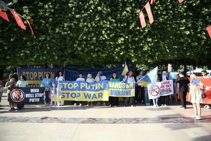 Adana'da yaşayan Ukraynalılar Rusya'yı protesto etti G1