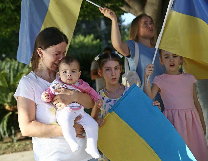 Adana'da yaşayan Ukraynalılar Rusya'yı protesto etti G3