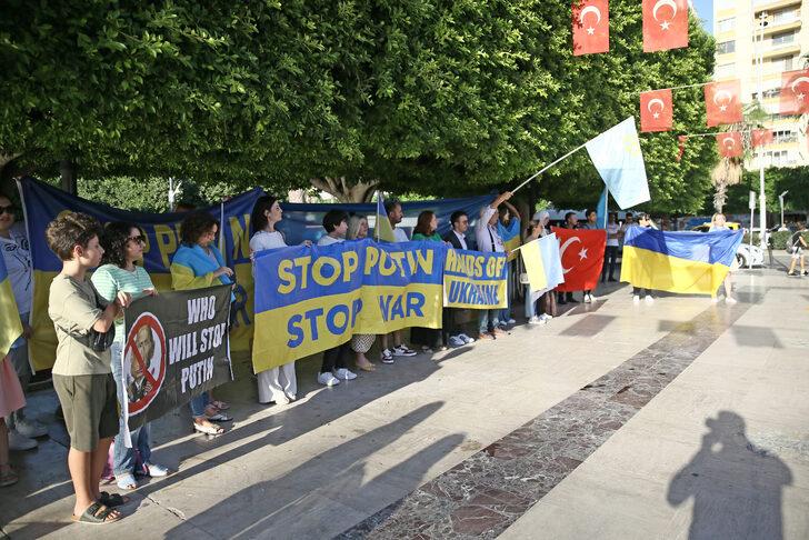 Adana'da yaşayan Ukraynalılar Rusya'yı protesto etti G4