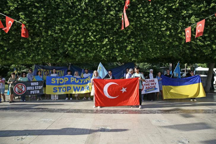 Adana'da yaşayan Ukraynalılar Rusya'yı protesto etti G5