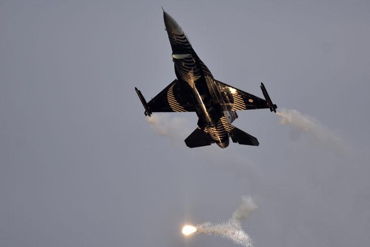 SOLOTÜRK, Bursa'da gösteri uçuşu yaptı G2