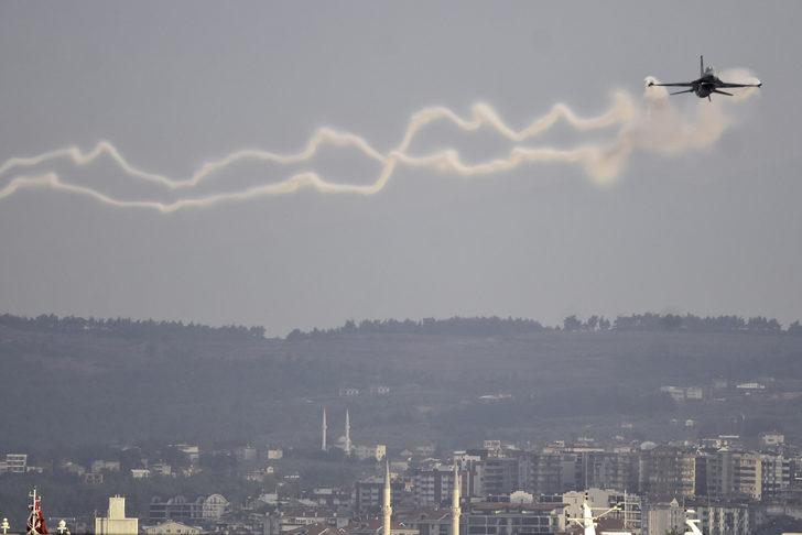 SOLOTÜRK, Bursa'da gösteri uçuşu yaptı G3