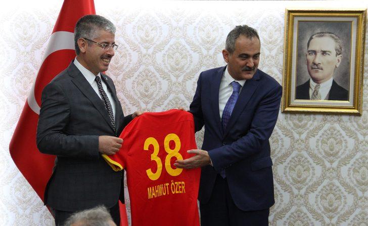 Milli Eğitim Bakanı Özer, Kayseri'de ziyaretlerde bulundu G3