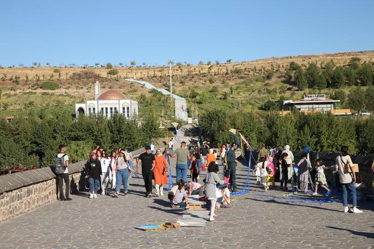 Kadın muhtar düzenlediği uçurtma şenliğiyle kız çocuklarının yüzünü güldürdü G1