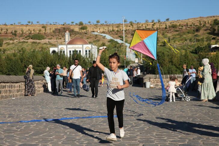Kadın muhtar düzenlediği uçurtma şenliğiyle kız çocuklarının yüzünü güldürdü G2