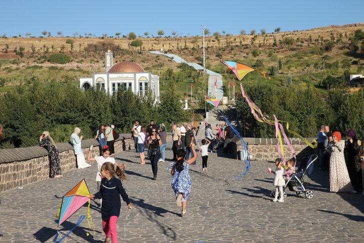 Kadın muhtar düzenlediği uçurtma şenliğiyle kız çocuklarının yüzünü güldürdü G3