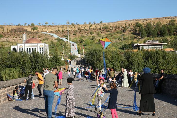 Kadın muhtar düzenlediği uçurtma şenliğiyle kız çocuklarının yüzünü güldürdü G4