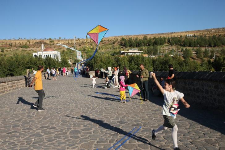 Kadın muhtar düzenlediği uçurtma şenliğiyle kız çocuklarının yüzünü güldürdü G5