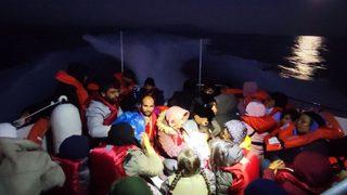 Çanakkale açıklarında botlarının motoru arızalanması nedeniyle sürüklenen 38 düzensiz göçmen kurtarıldı