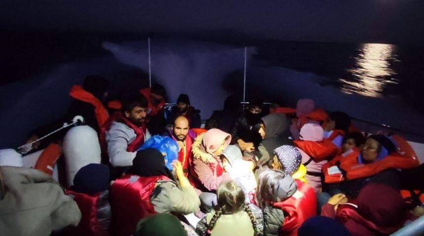 Çanakkale açıklarında botlarının motoru arızalanması nedeniyle sürüklenen 38 düzensiz göçmen kurtarıldı