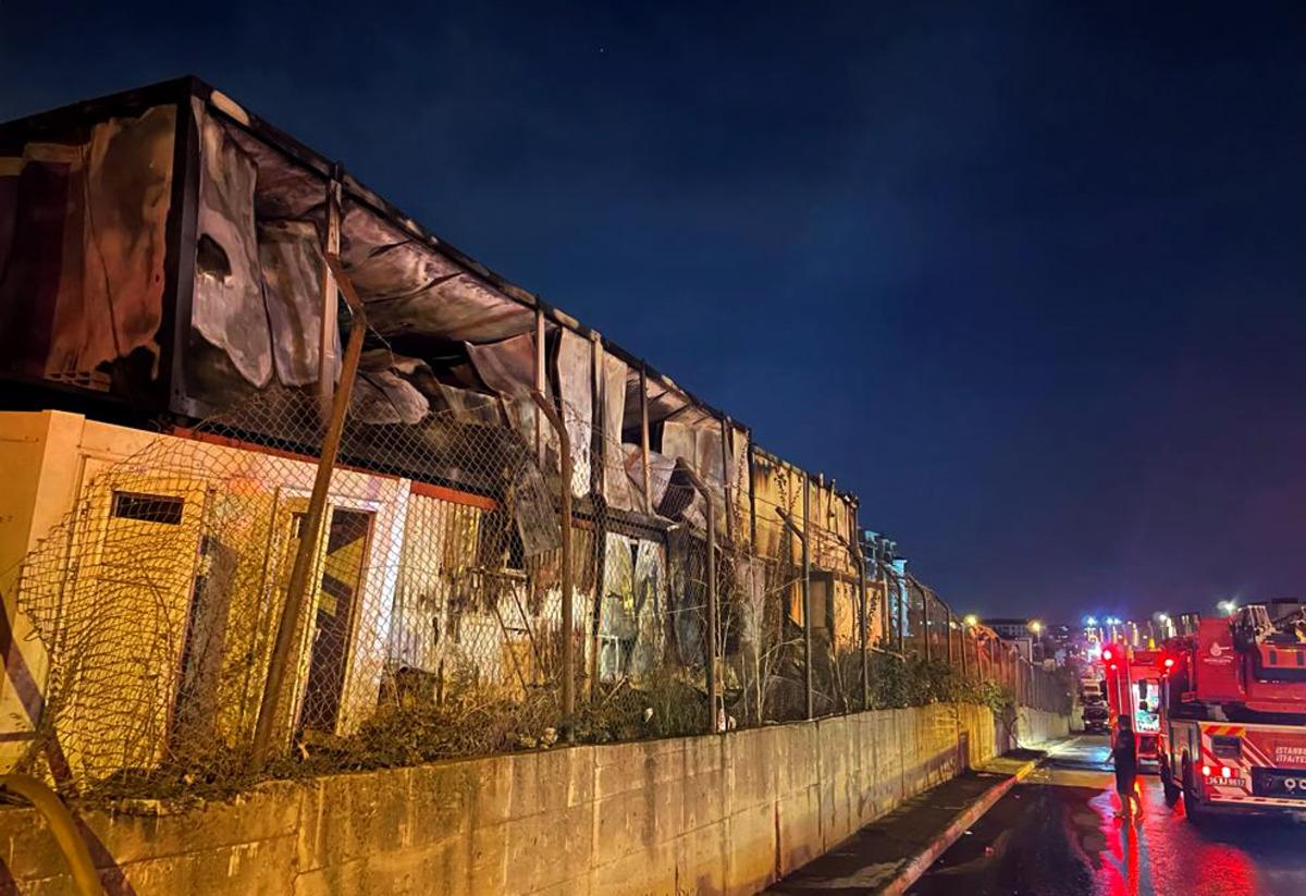 İstanbul'da iş&ccedil;ilerin kaldığı konteynerlerde &ccedil;ıkan yangın s&ouml;nd&uuml;r&uuml;ld&uuml;