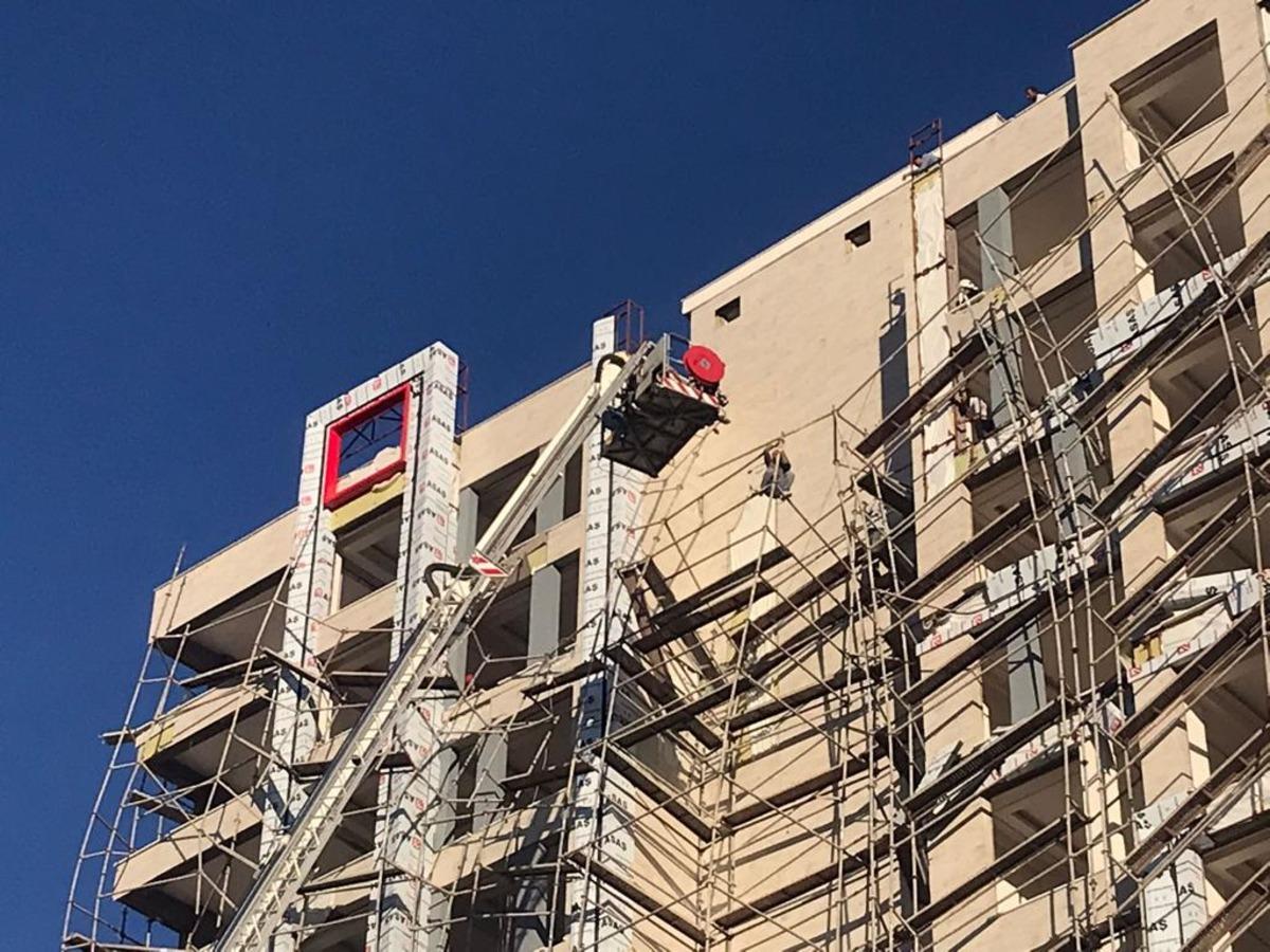 Diyarbakır'da &ccedil;&ouml;ken inşaat iskelesinde mahsur kalan 2 iş&ccedil;i kurtarıldı