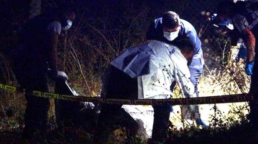 Yol kenarında battaniyeye sarılı kadın cesedi bulundu