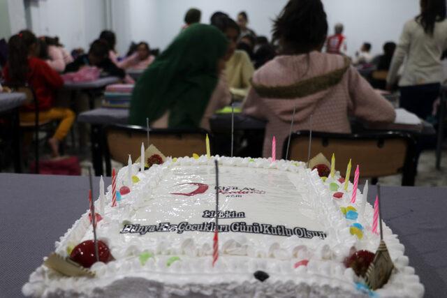 Ağrı'da ailelerinden uzakta pansiyonda kalan kız öğrencilere yaş pasta sürprizi