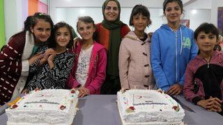 Ağrı'da ailelerinden uzakta pansiyonda kalan kız öğrencilere yaş pasta sürprizi