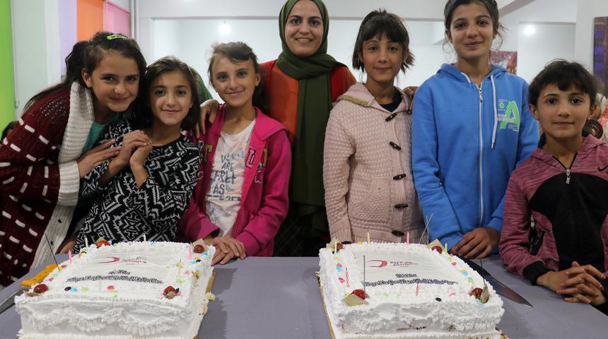 Ağrı'da ailelerinden uzakta pansiyonda kalan kız öğrencilere yaş pasta sürprizi