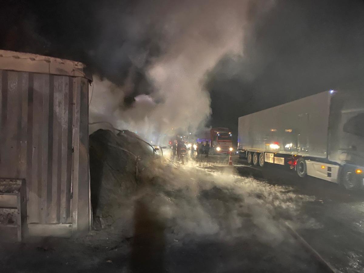 Adana'da otoyolda alev alan tırda başlayan yangın ormanlık alana sı&ccedil;radı