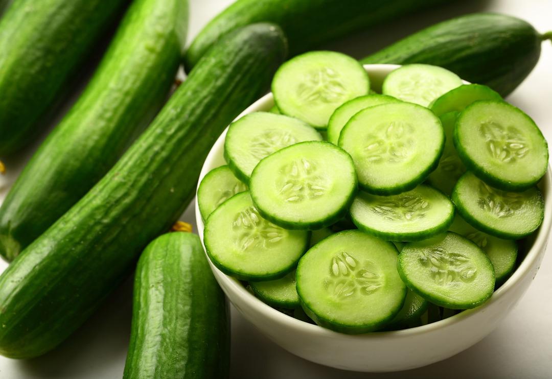 Kabızlığı bitirir, bağırsakları rahatlatır! En b&uuml;y&uuml;k dezavantajı ise... Salatalık yemenin etkileri nelerdir?