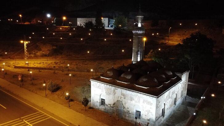 Adilcevaz'da Selçuklu ve Osmanlı dönemine ait camiler ışıklandırıldı G2