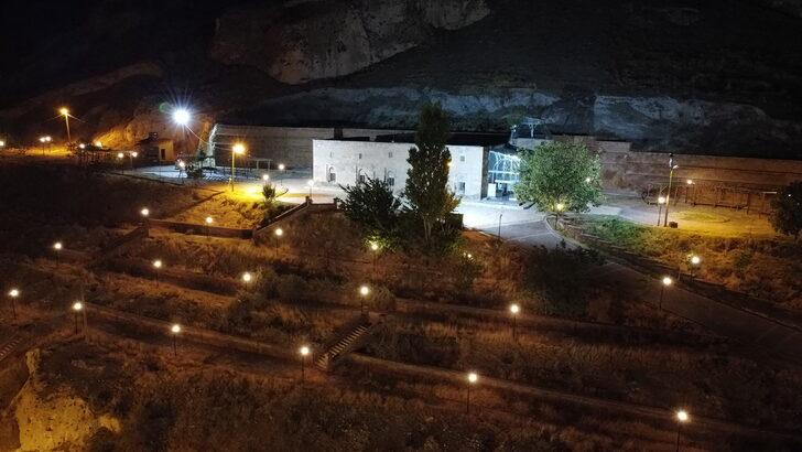 Adilcevaz'da Selçuklu ve Osmanlı dönemine ait camiler ışıklandırıldı G3