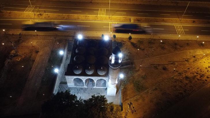 Adilcevaz'da Selçuklu ve Osmanlı dönemine ait camiler ışıklandırıldı G5