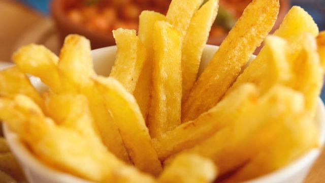 Orijinalinden ayırt edemeyeceksiniz: Harika kıtırlığı yakalamanın sırrı o malzemede! Fırında patates kızartması tarifi