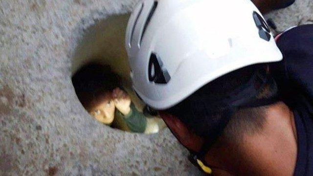 Elektrik direği için açılan deliğe sıkışan çocuk dehşeti yaşadı