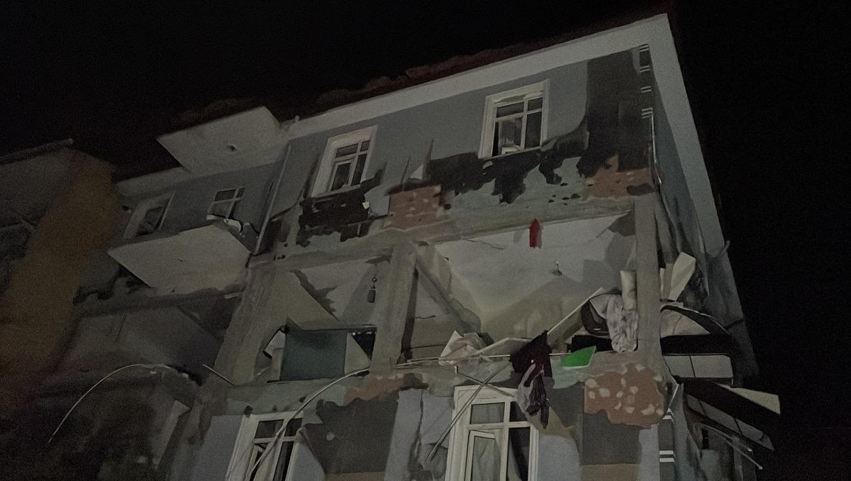 G&Uuml;NCELLEME - Karab&uuml;k'te doğal gaz kaynaklı patlamada 4 kişi yaralandı