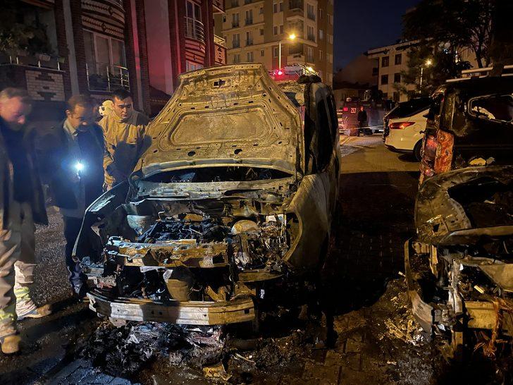 Ümraniye'de park halinde yanan araç, sokaktaki 3 aracın daha yanmasına neden oldu G3