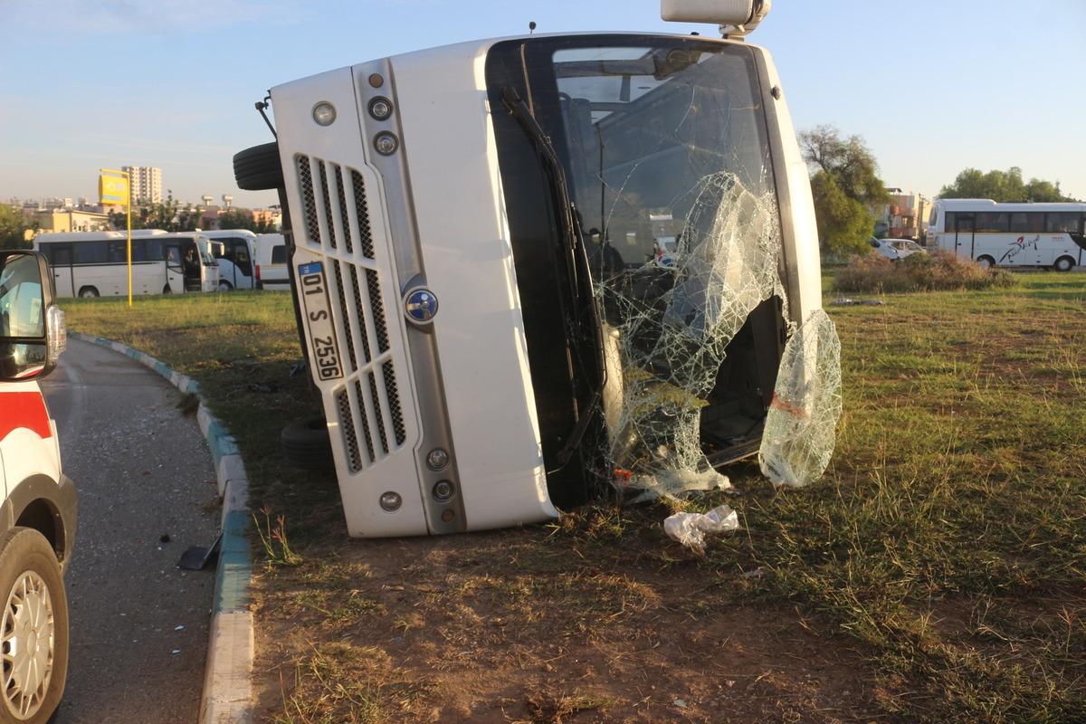 Adana'da iş&ccedil;i servisinin devrilmesi sonucu 15 kişi yaralandı