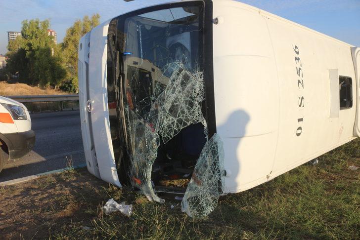 Adana'da işçi servisinin devrilmesi sonucu 15 kişi yaralandı G3