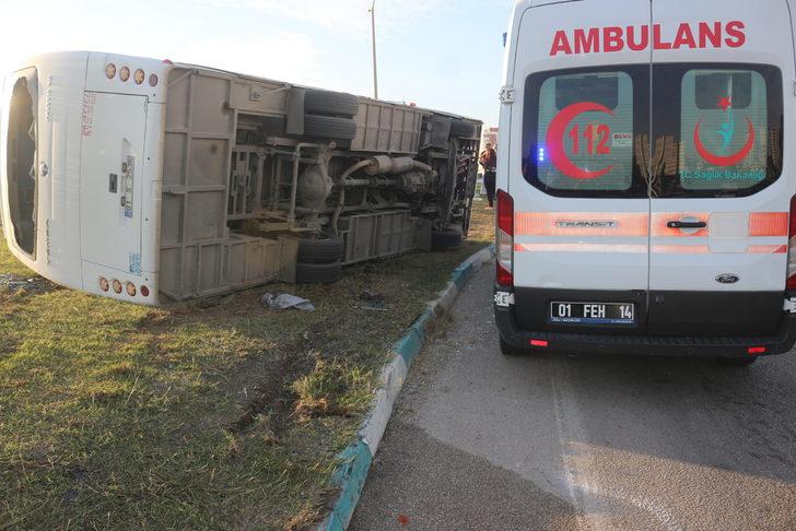 Adana'da işçi servisinin devrilmesi sonucu 15 kişi yaralandı G4
