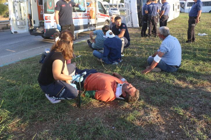 Adana'da işçi servisinin devrilmesi sonucu 15 kişi yaralandı G5