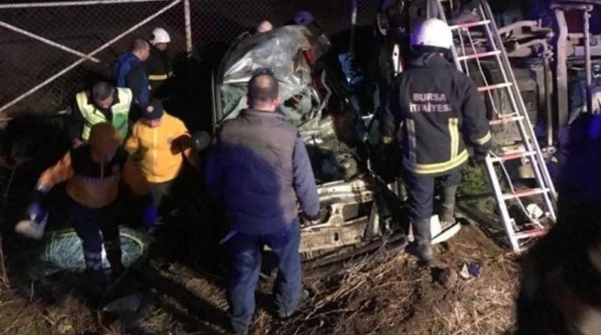 Bursa&rsquo;da kamyon ile kamyonet &ccedil;arpıştı: 4 &ouml;l&uuml;, 1 yaralı