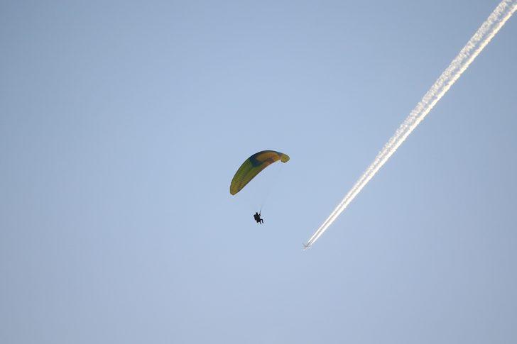 Kayseri'de kaymakamlar, turizme destek amacıyla yamaç paraşütüyle uçtu G1
